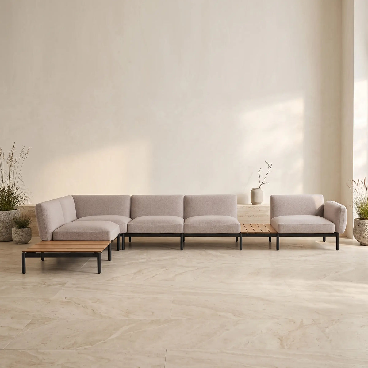 Canapé d'angle modulable d'extérieur Japandi 5 places revêtement beige et aluminium gris accompagné de tables en teck 277 x 446 cm - Sorells