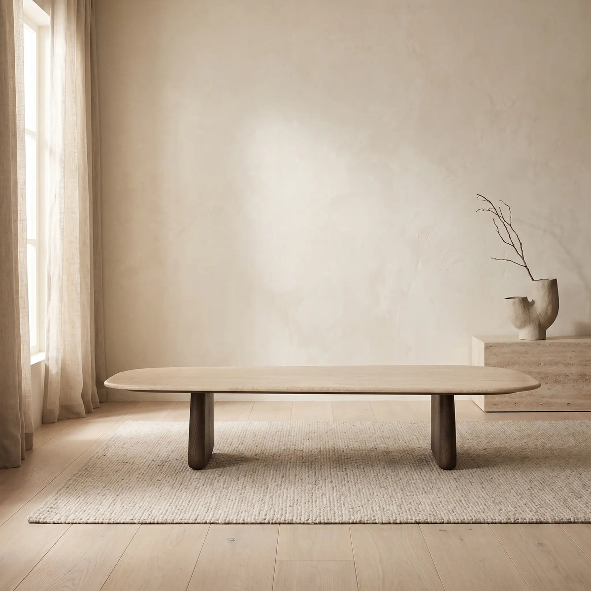 Table basse Japandi en travertin beige et pieds en bois de chêne avec finition foncée 147 x 65 cm - Pirita