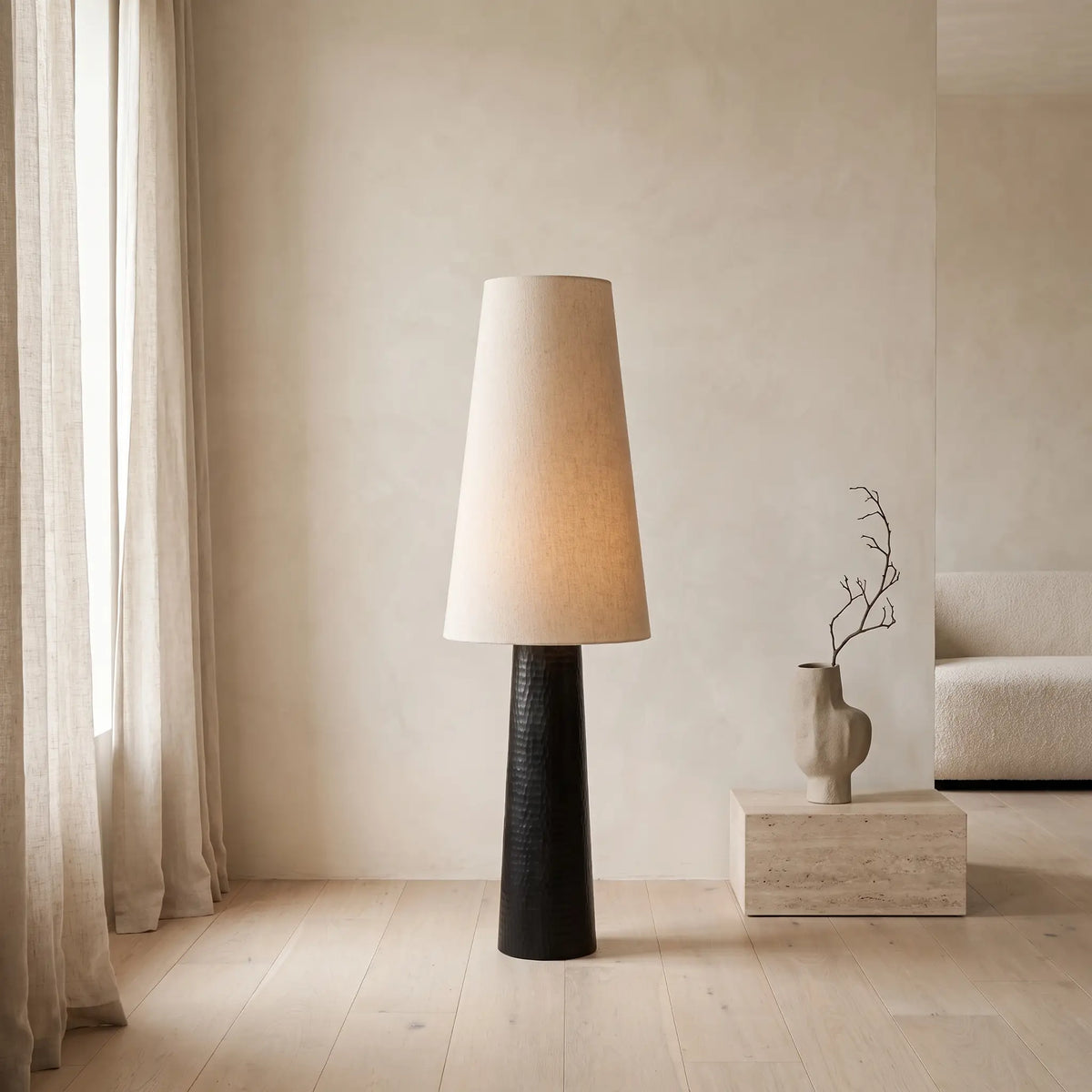 Lampadaire Japandi en métal peint noir - Senni