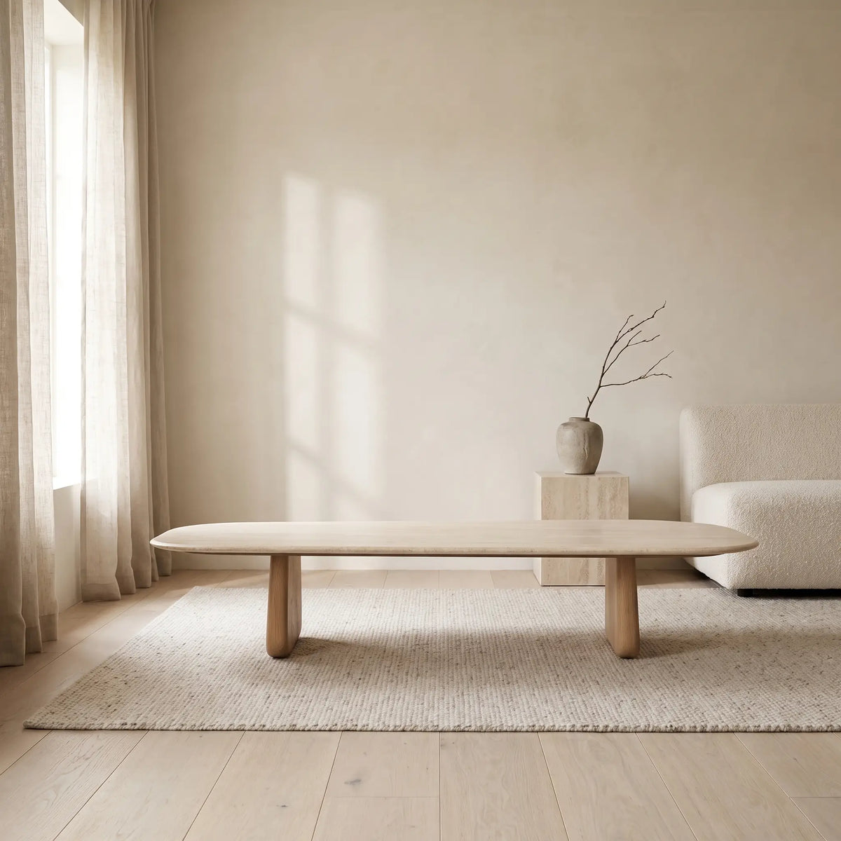 Table basse Japandi en travertin beige et pieds en bois de chêne avec finition ton naturel 147 x 65 cm - Pirita