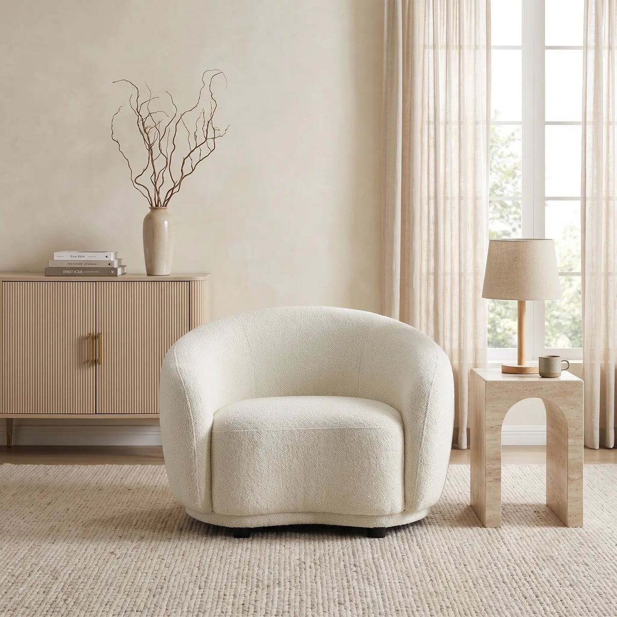 Fauteuil Japandi enveloppant en bouclette blanc ivoire avec pieds en bois - Bovana