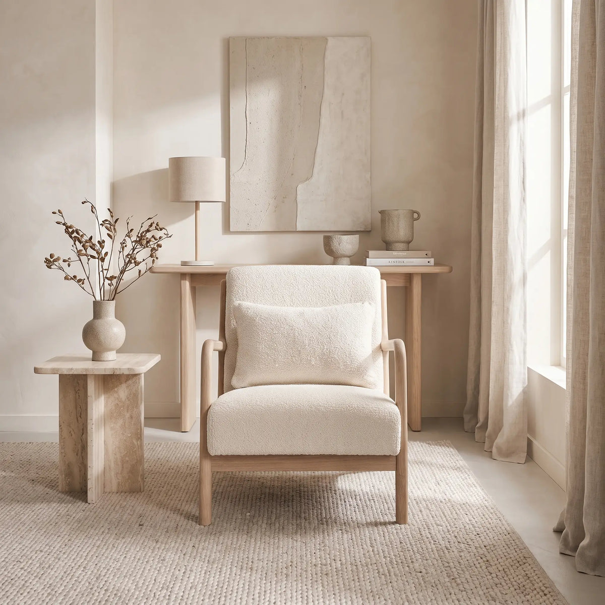 Fauteuil Japandi en bois d'hévéa et bouclette blanche - Lorens