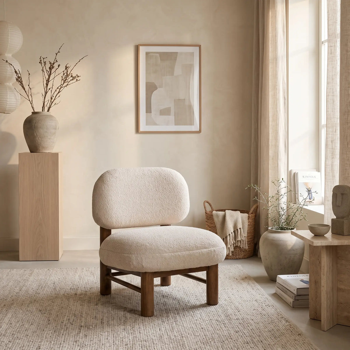 Fauteuil Japandi bas en bois et tissu bouclette beige - Nubo