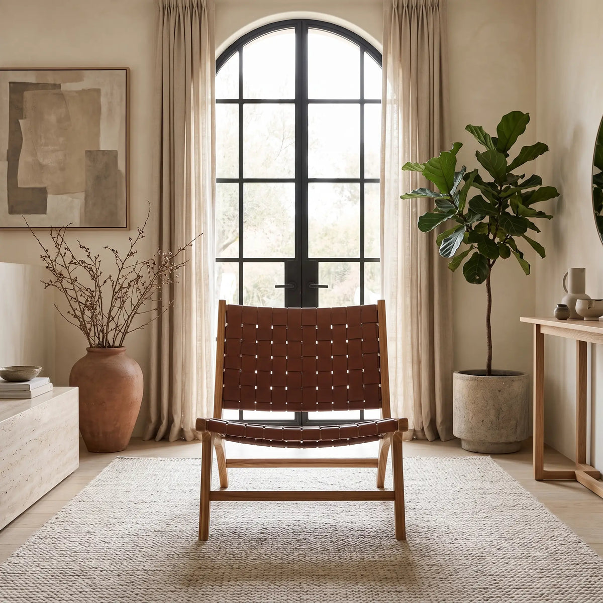Fauteuil Japandi en bois de teck et cuir tressé marron - Kuna