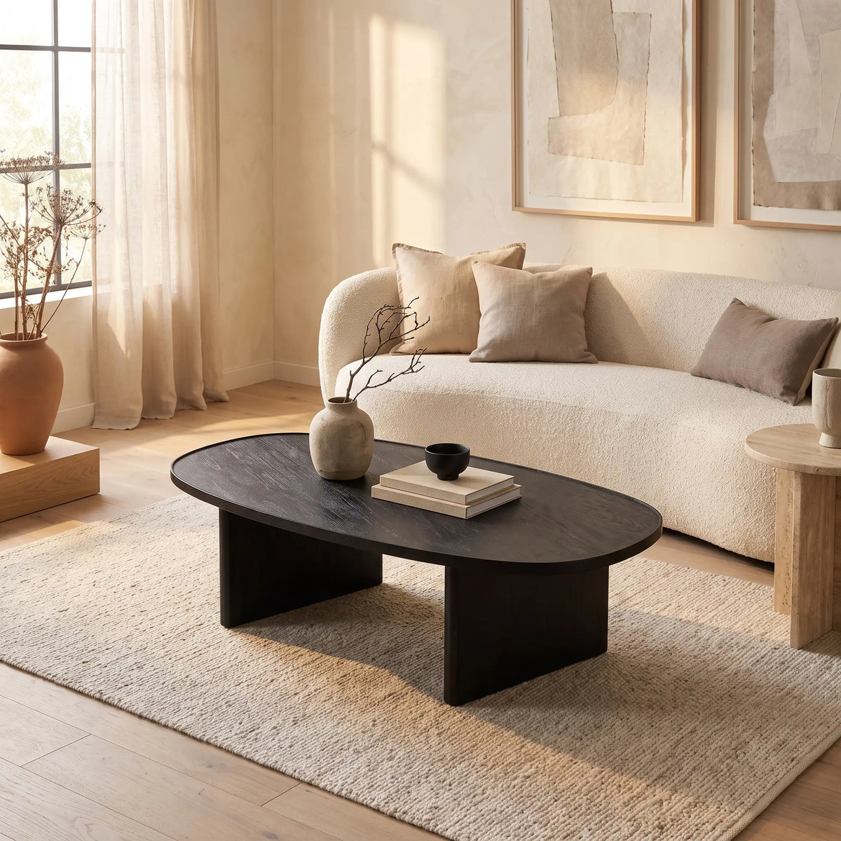 Table basse Japandi ovale en bois de manguier et placage pierre noire 119,5 x 60 cm
