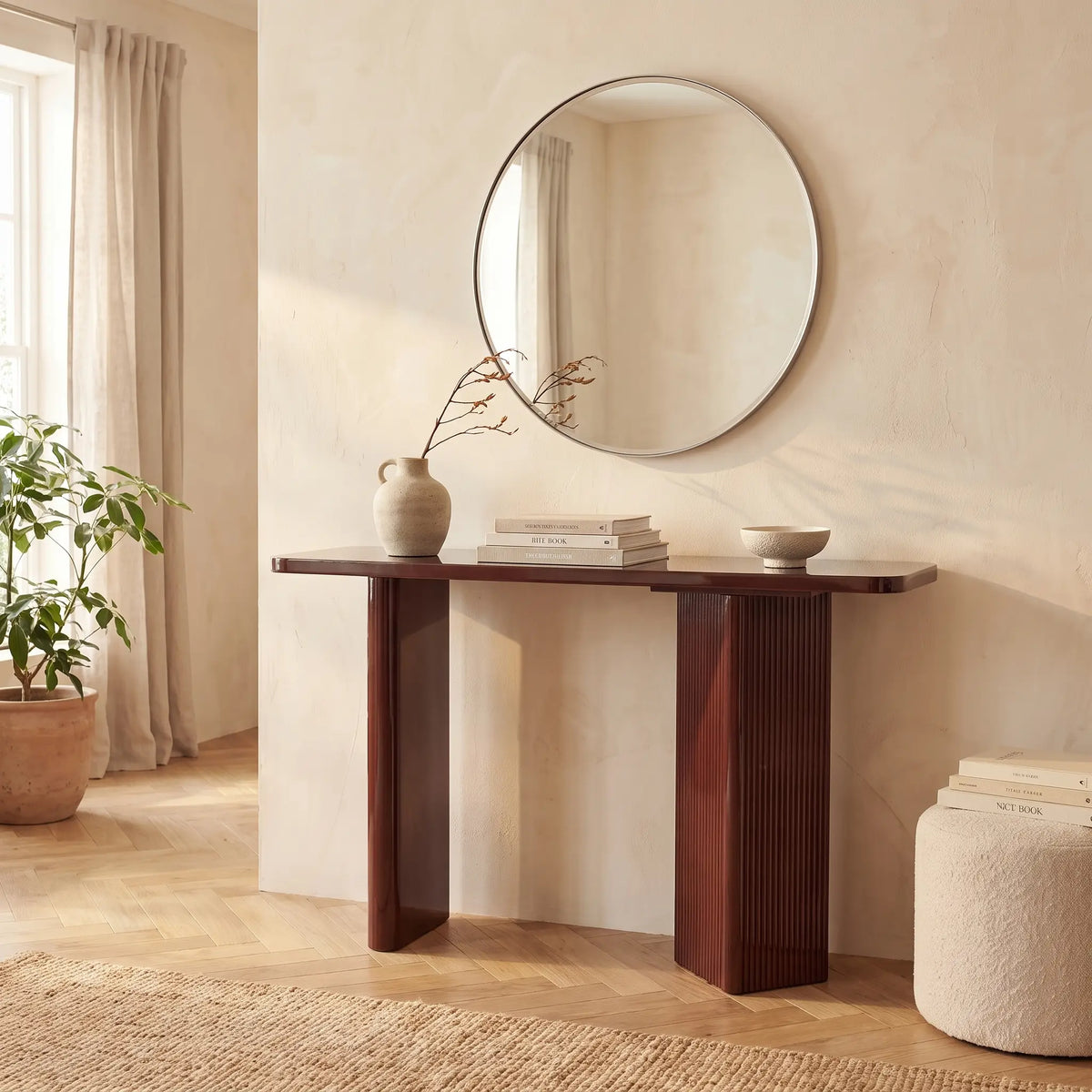 Console Japandi à pieds asymétriques cannelés en MDF laqué bordeaux 120 x 76 cm - Kaveline
