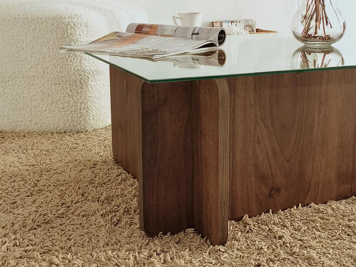 Table basse Japandi en verre trempé et piètement sculptural naturel foncé 105 x 65 cm - Azra