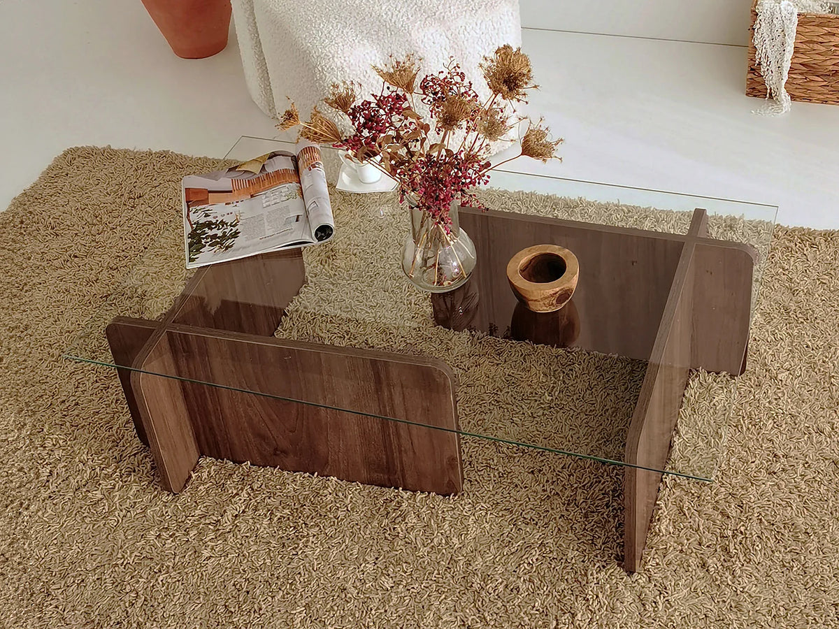 Table basse Japandi en verre trempé et piètement sculptural naturel foncé 105 x 65 cm - Azra