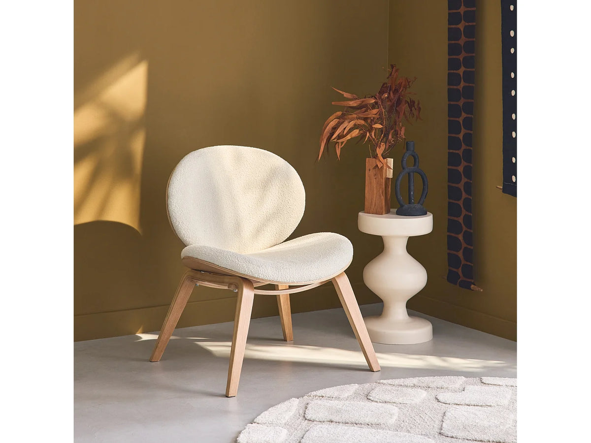 Fauteuil Japandi relax en bois courbé effet chêne naturel et bouclette texturée