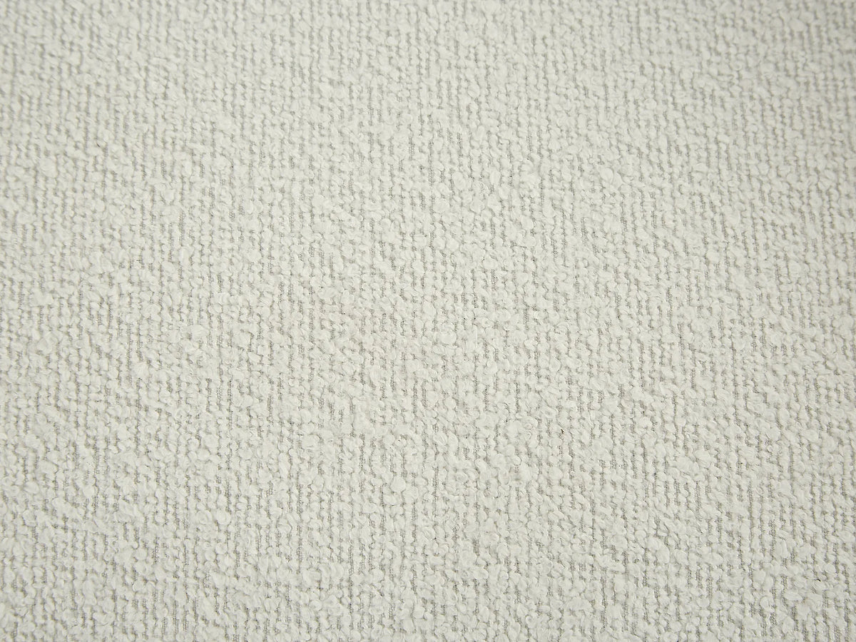 Fauteuil Japandi enveloppant en bouclette blanc ivoire avec pieds en bois - Bovana