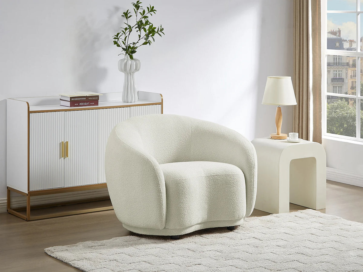 Fauteuil Japandi enveloppant en bouclette blanc ivoire avec pieds en bois - Bovana