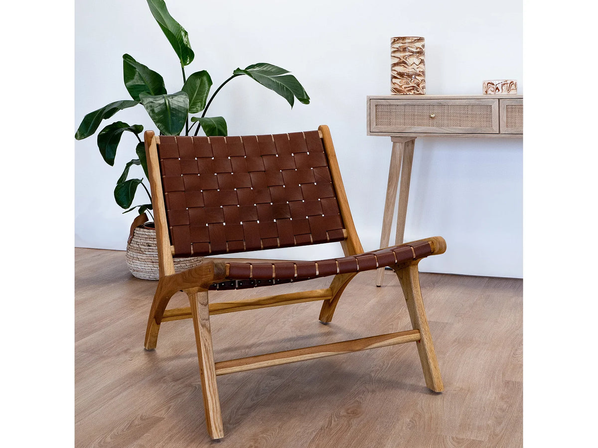 Fauteuil Japandi en bois de teck et cuir tressé marron - Kuna