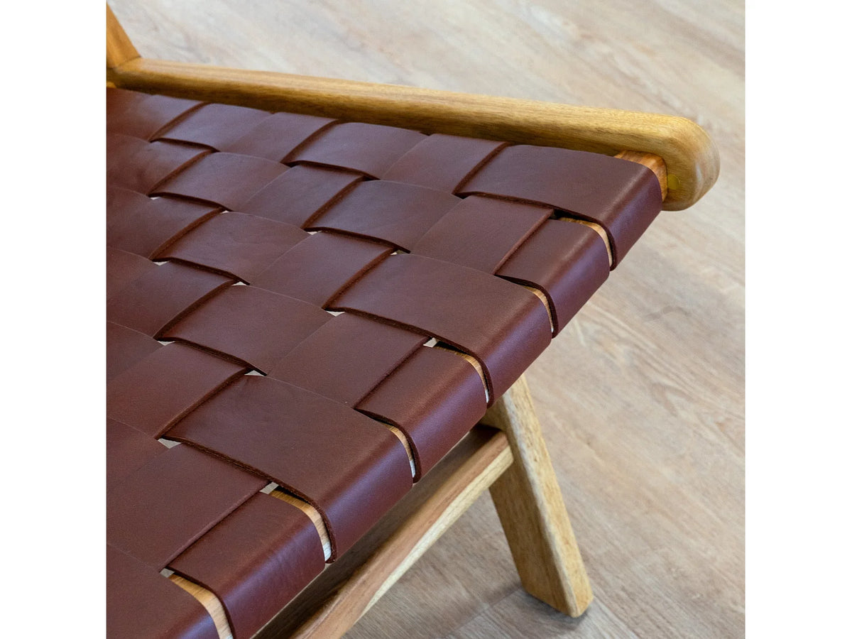 Fauteuil Japandi en bois de teck et cuir tressé marron - Kuna