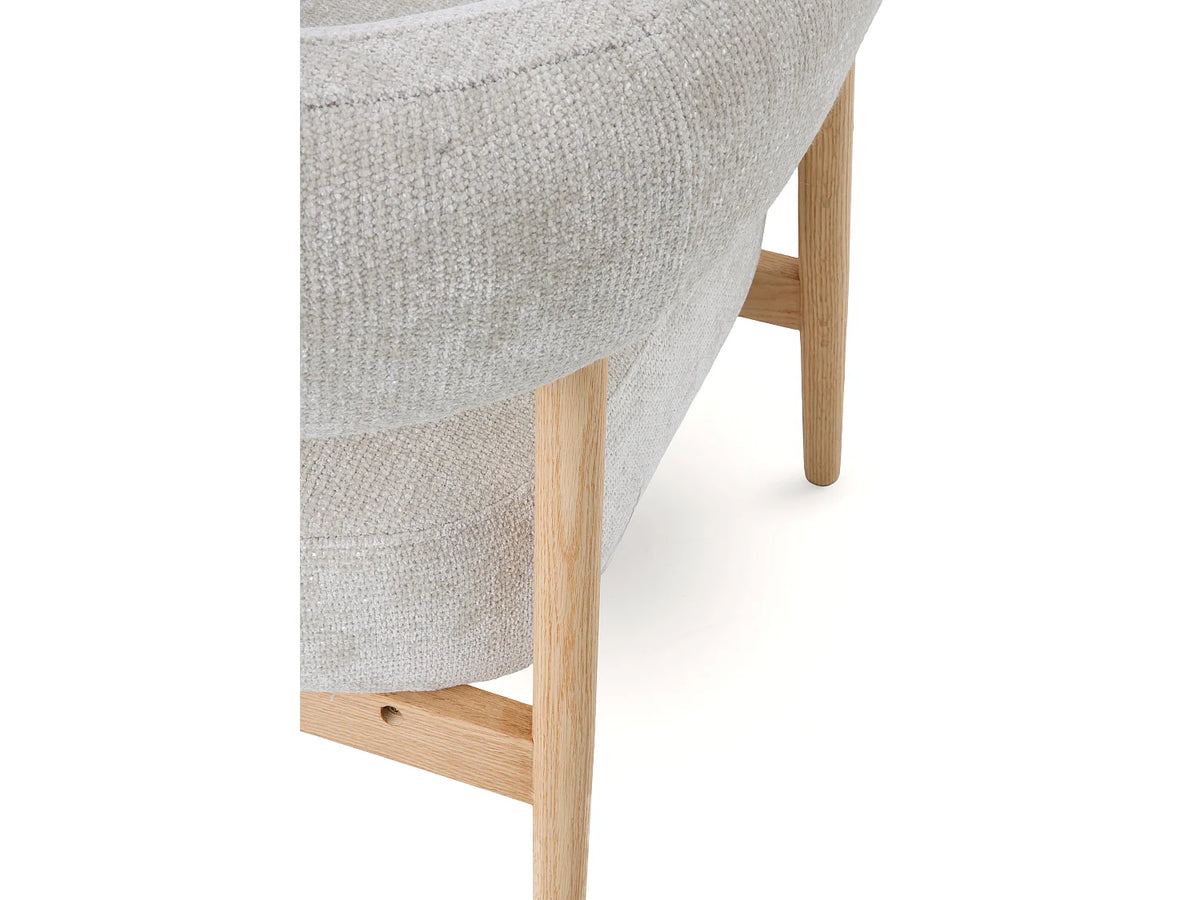 Fauteuil Japandi en bois de chêne et tissu chenille blanc
