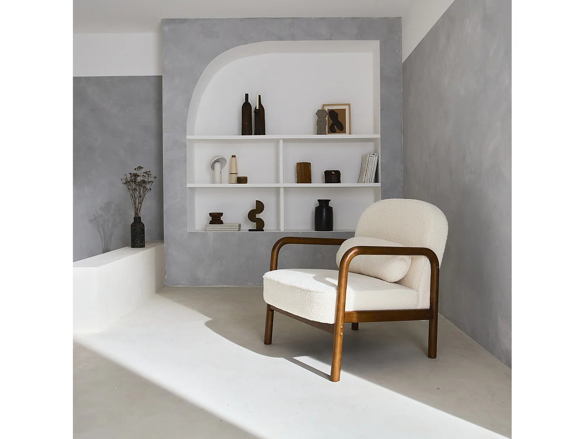 Fauteuil Japandi à dossier arrondi en bois d'hévéa et bouclette crème - Amelie