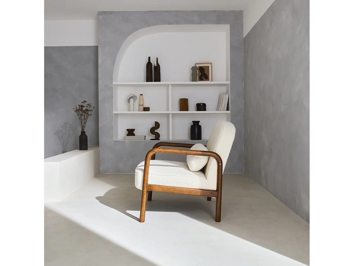Fauteuil Japandi à dossier arrondi en bois d'hévéa et bouclette crème - Amelie