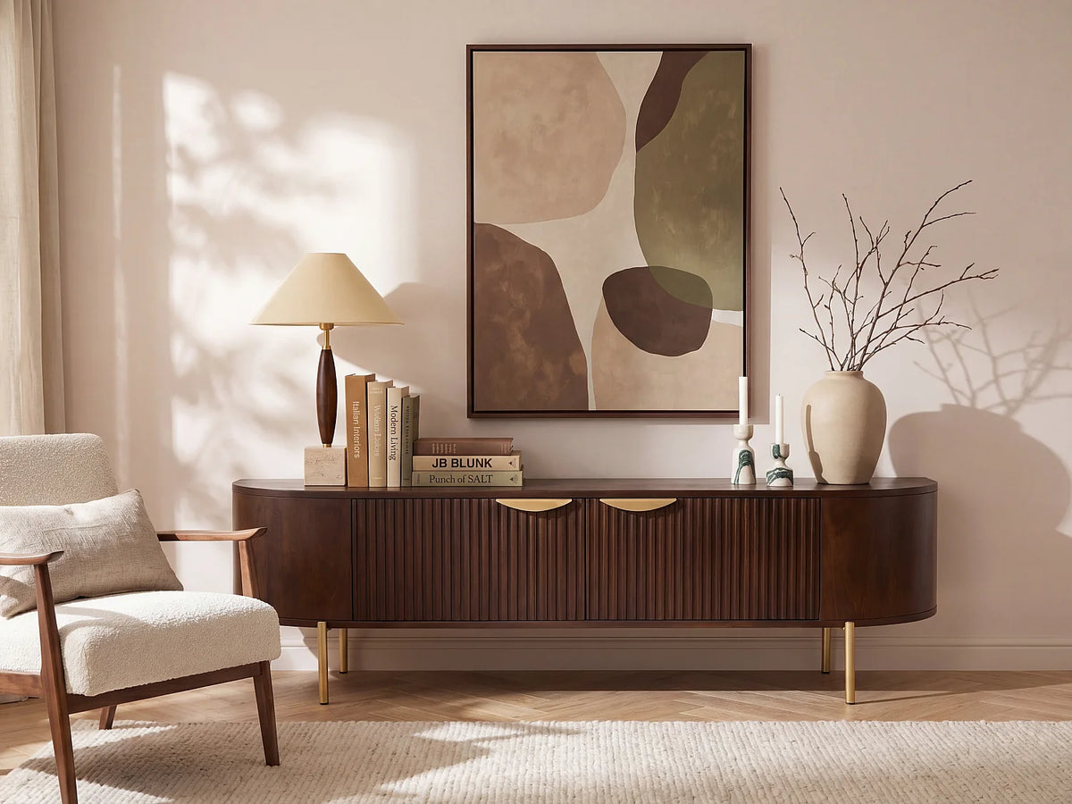 Meuble TV Japandi 2 portes rainurées en bois de manguier et métal doré 160 x 45 cm - Nevili