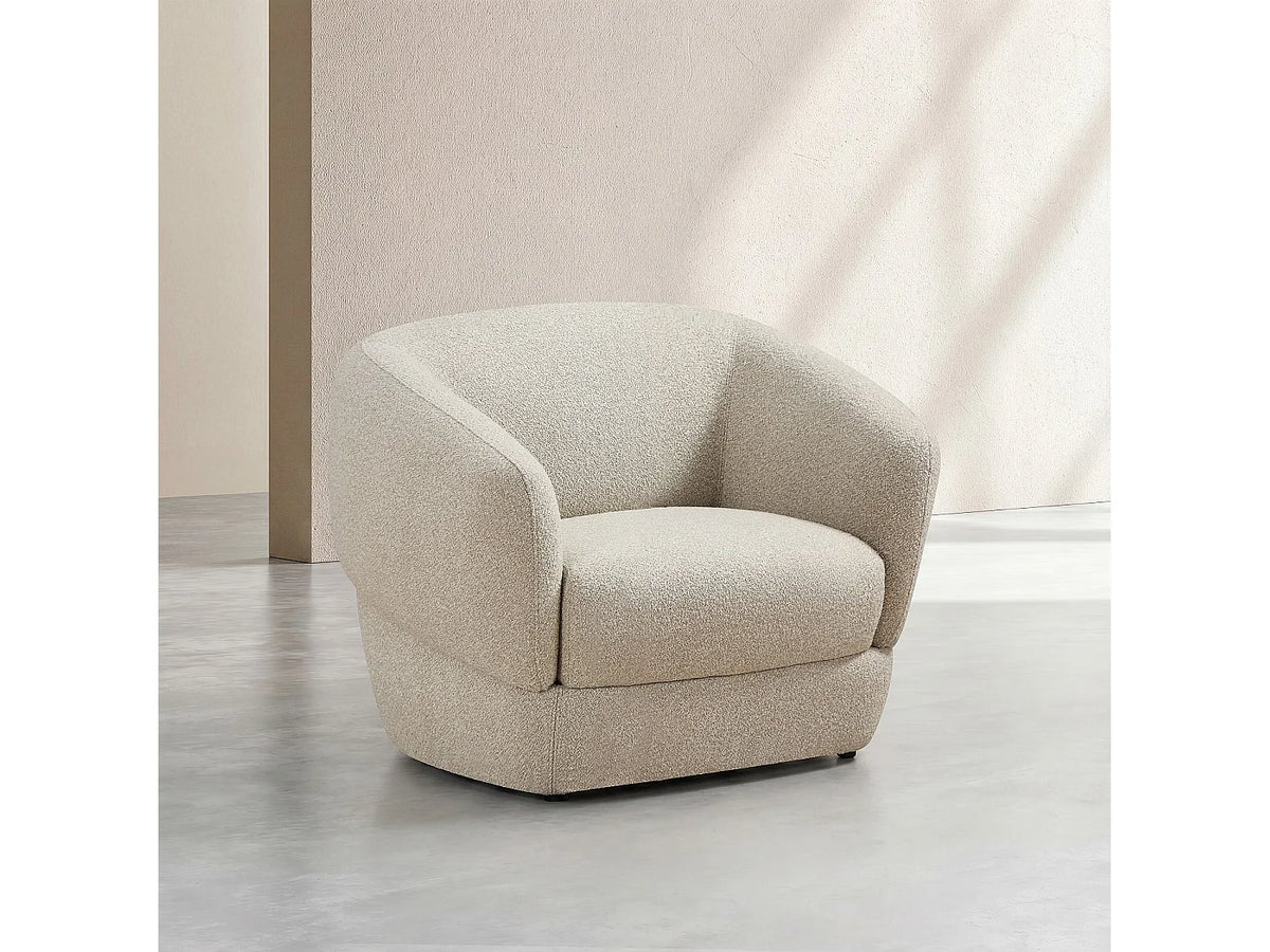 Fauteuil Japandi enveloppant en bouclette courte beige - Teglio