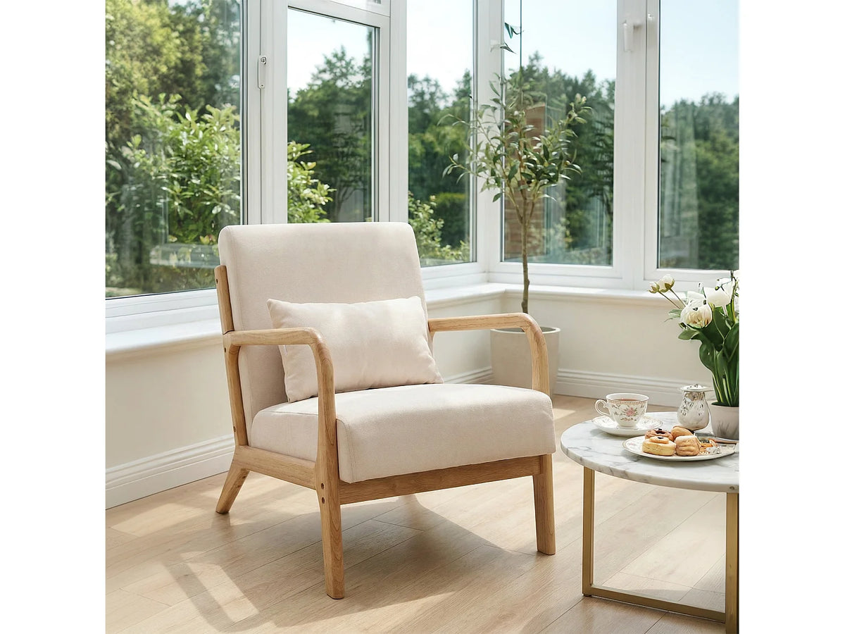 Fauteuil Japandi lounge à dossier haut en bois massif et tissu beige