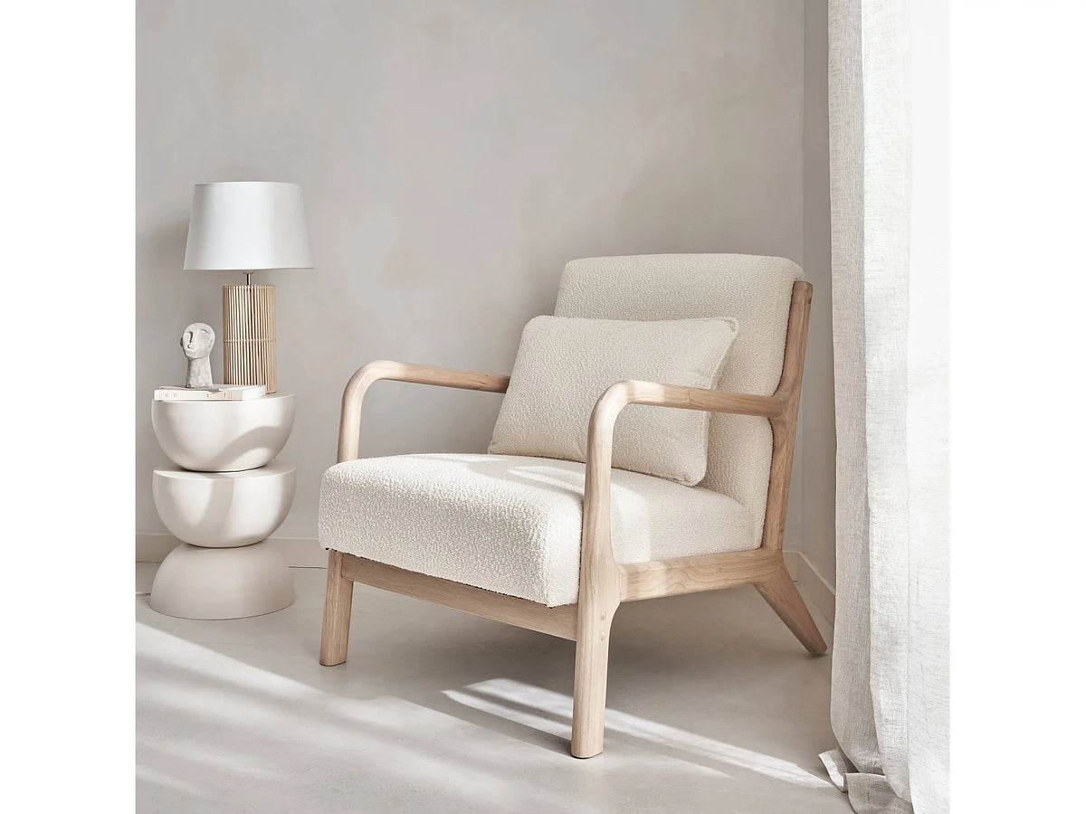 Fauteuil Japandi en bois d'hévéa et bouclette blanche - Lorens