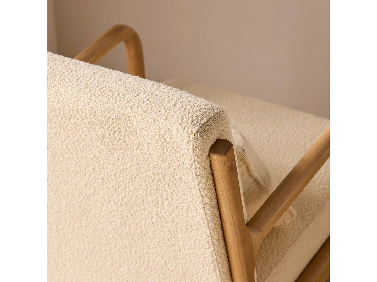 Fauteuil Japandi en bois d'hévéa et bouclette blanche - Lorens