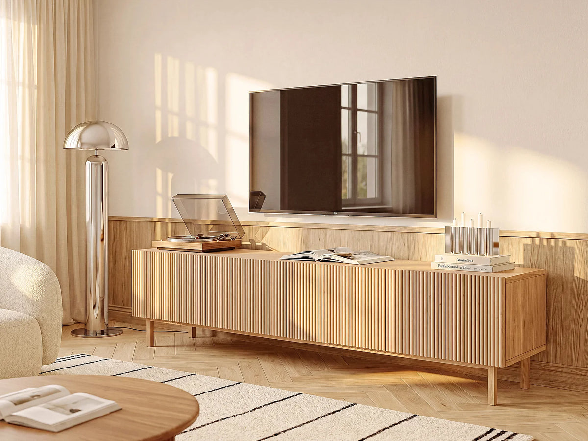 Meuble TV Japandi 2 portes rainurées effet bois naturel clair pieds hêtre 180 x 43,5 cm - Zumeya