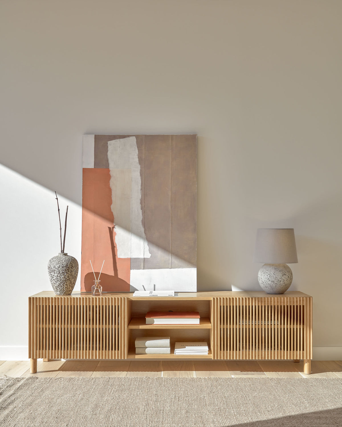 Meuble TV Japandi 2 portes en bois de frêne et placage de chêne 180 x 49,5 cm - Beyla