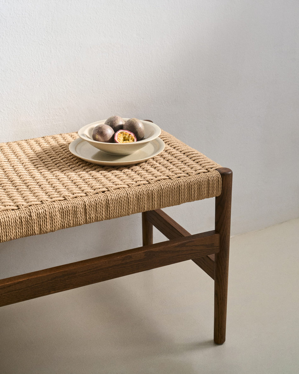 Banc Japandi en chêne massif finition noyer et assise en corde 120 cm - Zaide