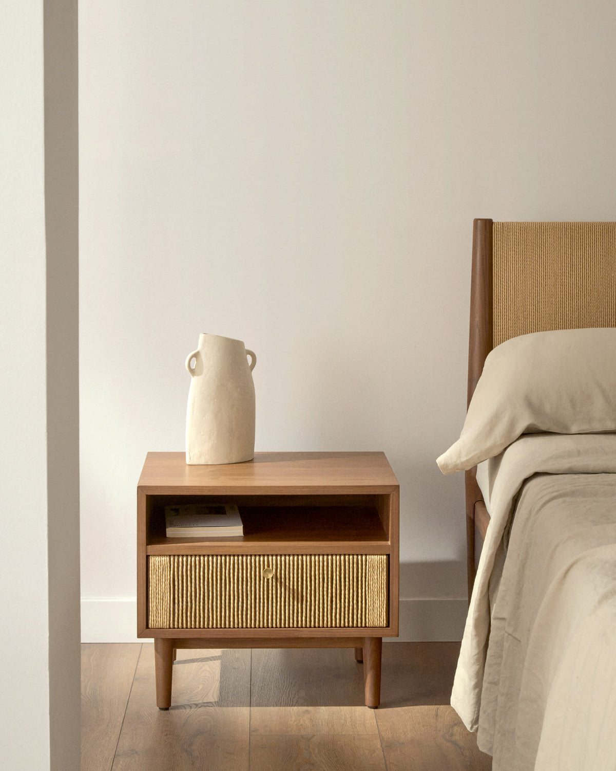 Table de nuit Japandi en placage et bois de noyer avec corde 51 x 45 cm - Elan