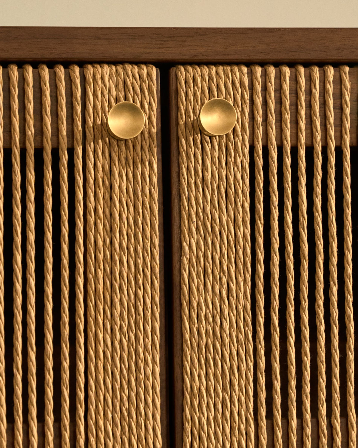 Meuble TV Japandi 3 portes en placage et bois de noyer et corde 200 x 50 cm - Elan
