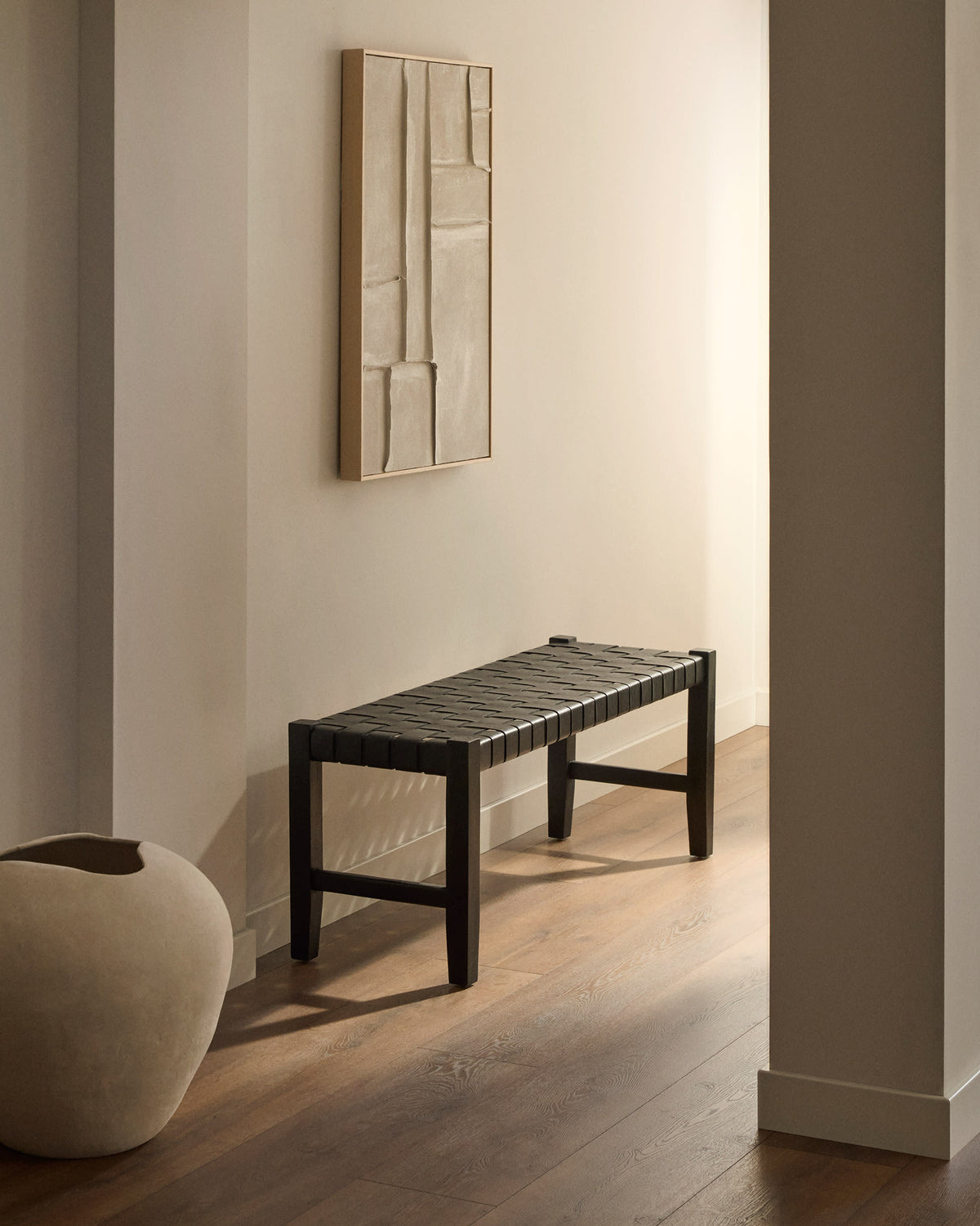 Banc Japandi en cuir tressé et bois d'acajou finition noire 120 cm - Calixta