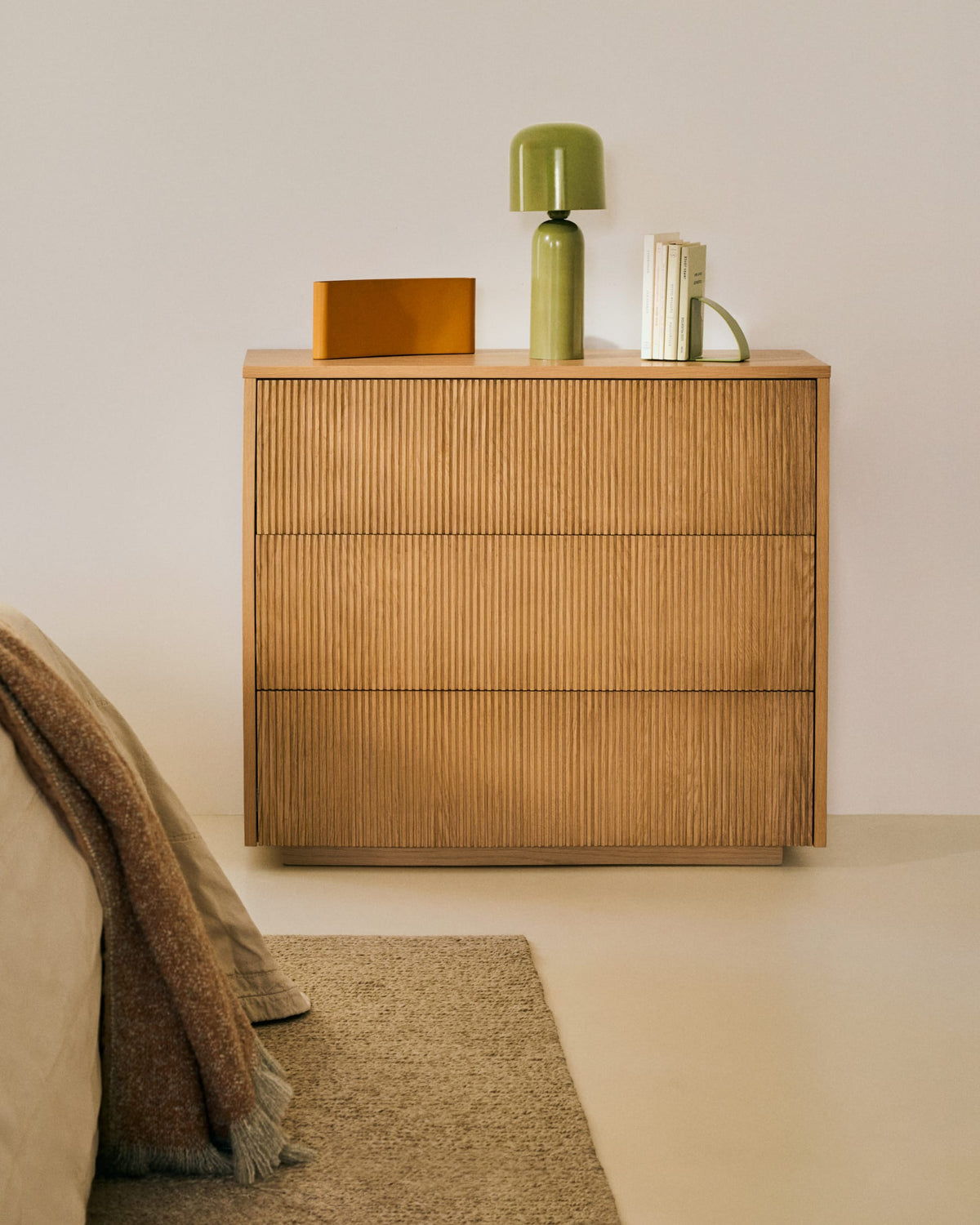 Commode Japandi 3 tiroirs en placage de chêne 90 x 78 cm - Helvine