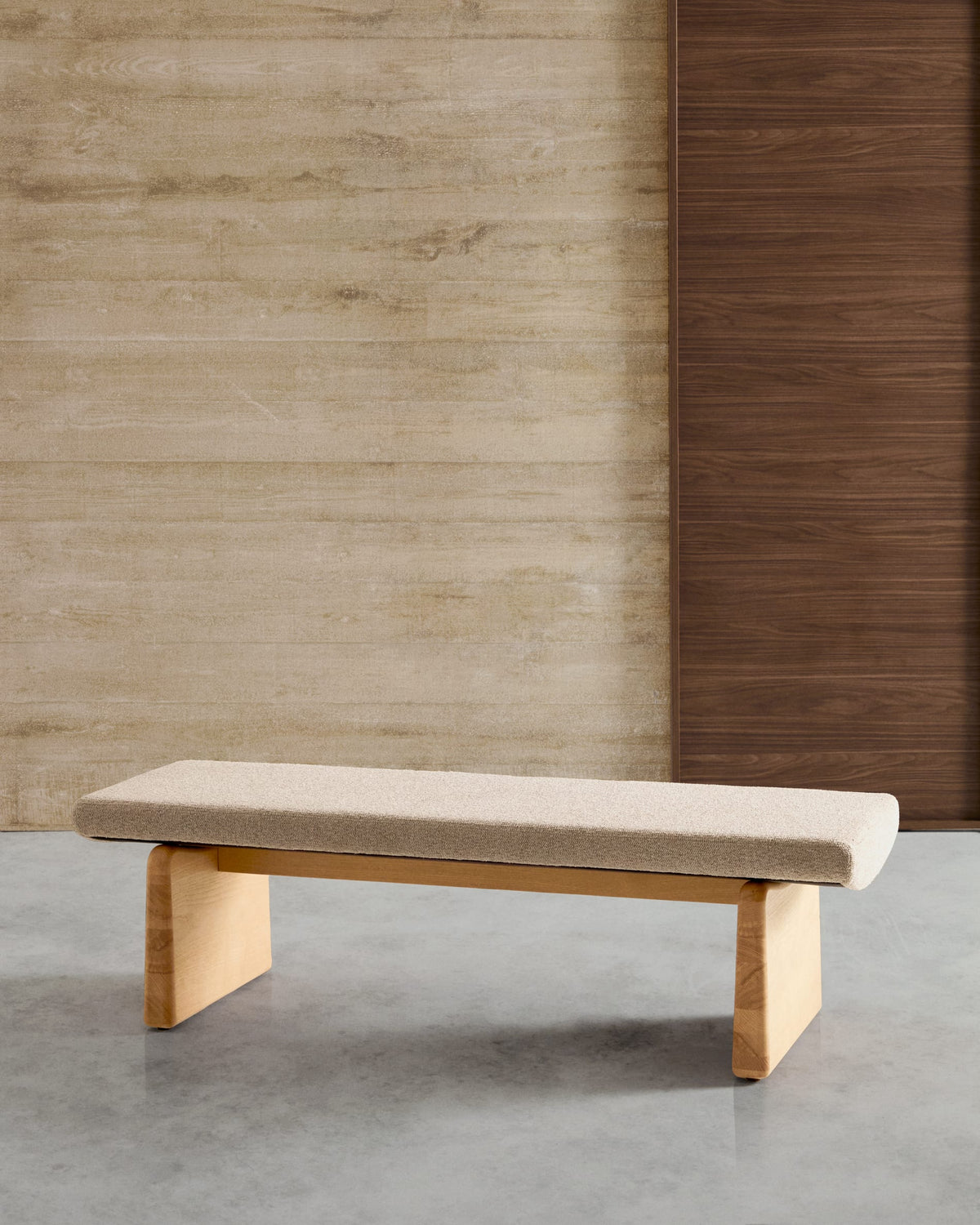 Banc Japandi en chenille beige et bois de frêne finition naturelle 150 cm - Topaz