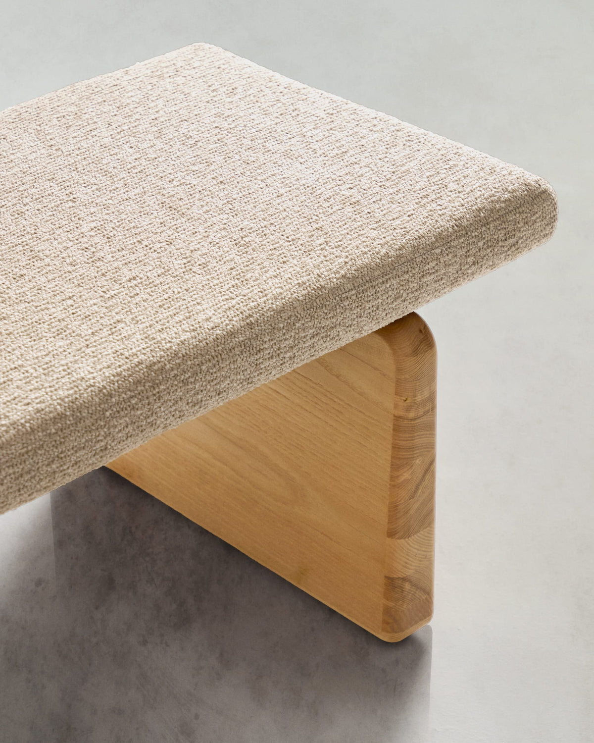 Banc Japandi en chenille beige et bois de frêne finition naturelle 150 cm - Topaz