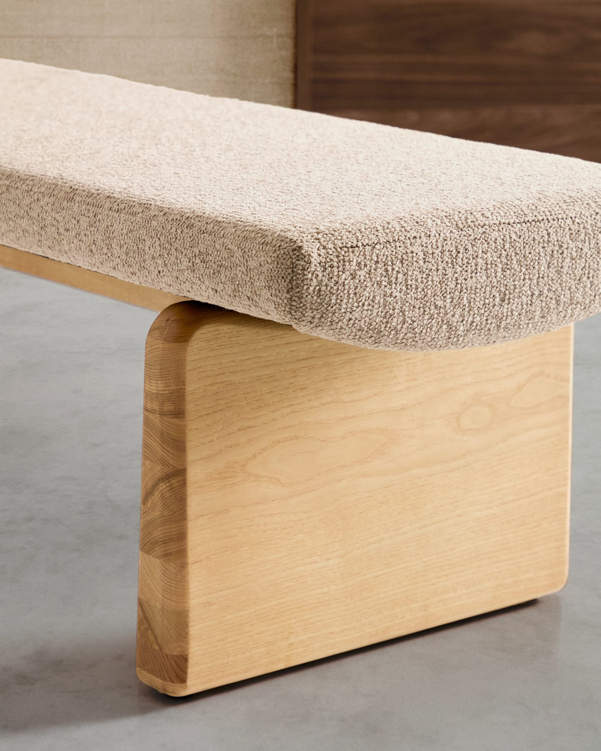 Banc Japandi en chenille beige et bois de frêne finition naturelle 150 cm - Topaz
