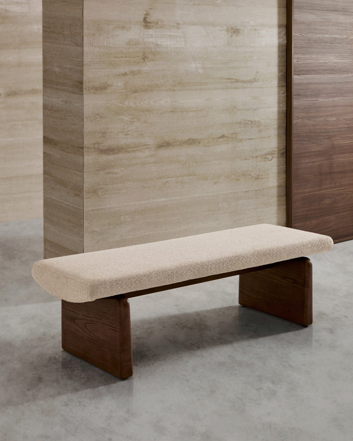 Banc Japandi en chenille beige et bois de frêne finition noyer 150 cm - Topaz