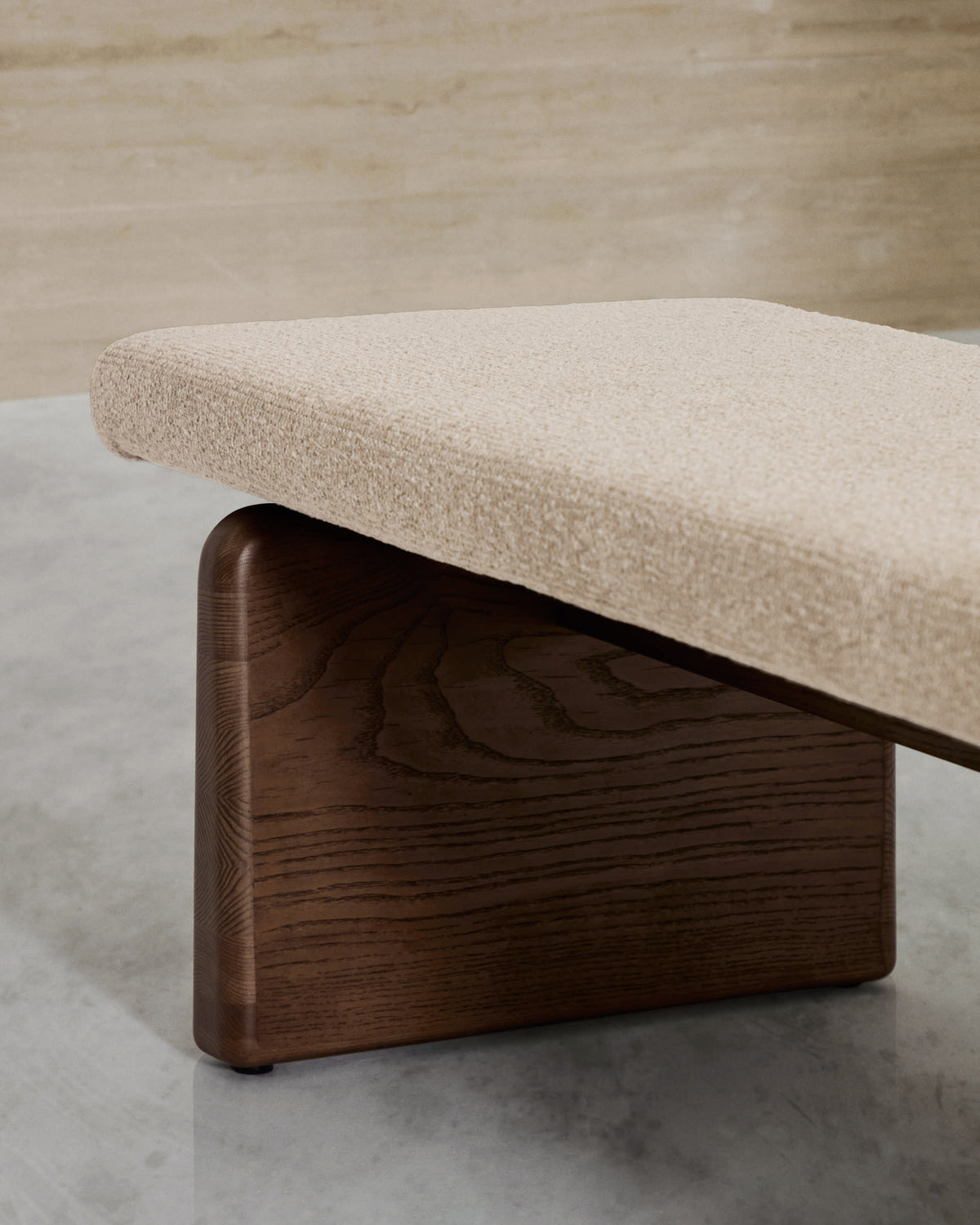 Banc Japandi en chenille beige et bois de frêne finition noyer 150 cm - Topaz