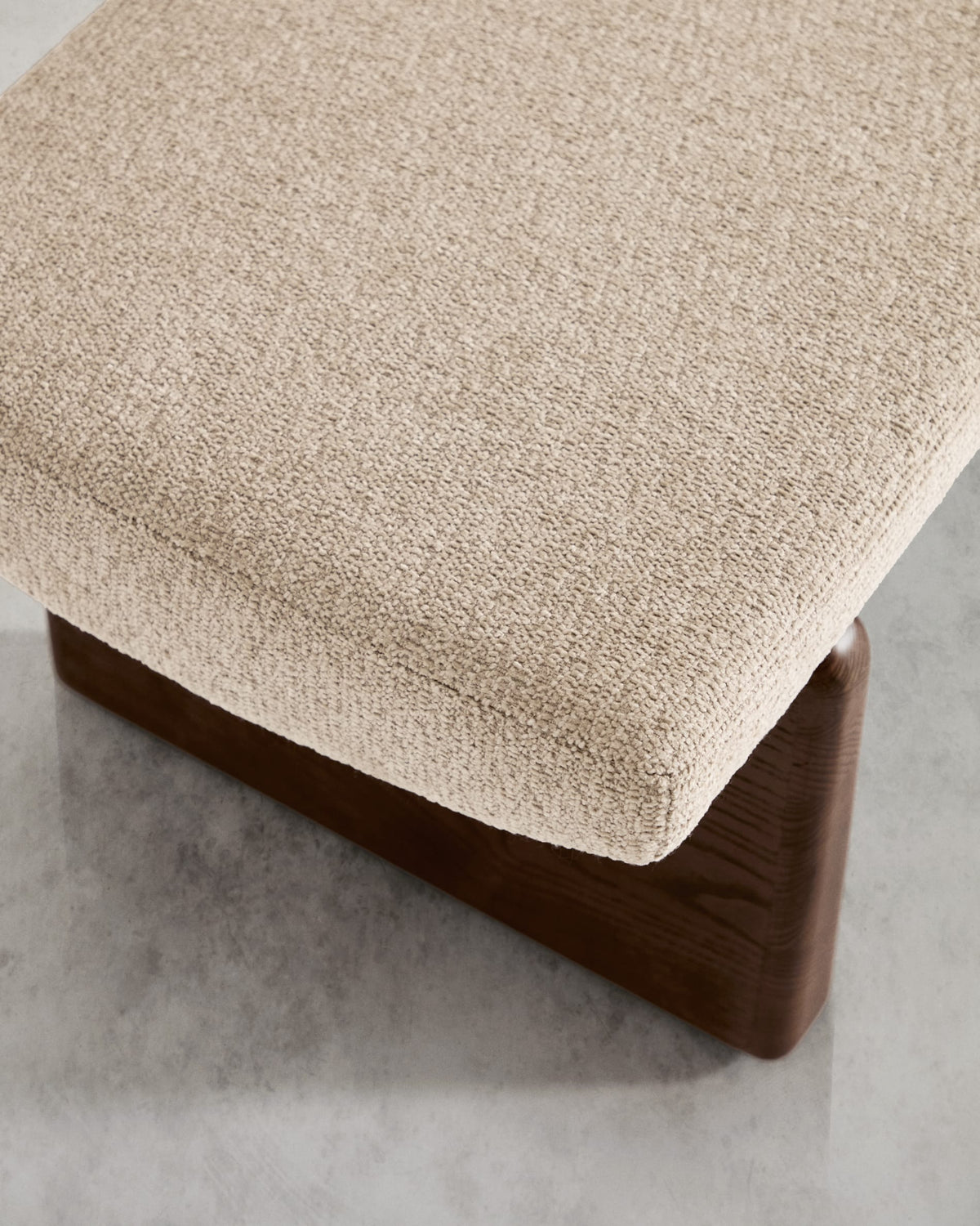 Banc Japandi en chenille beige et bois de frêne finition noyer 150 cm - Topaz