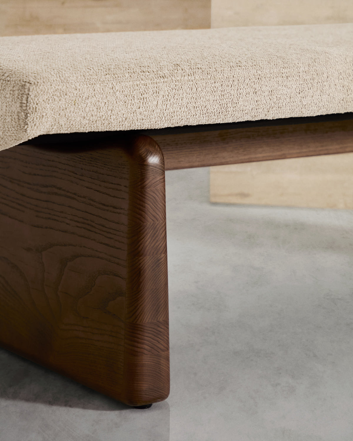 Banc Japandi en chenille beige et bois de frêne finition noyer 150 cm - Topaz