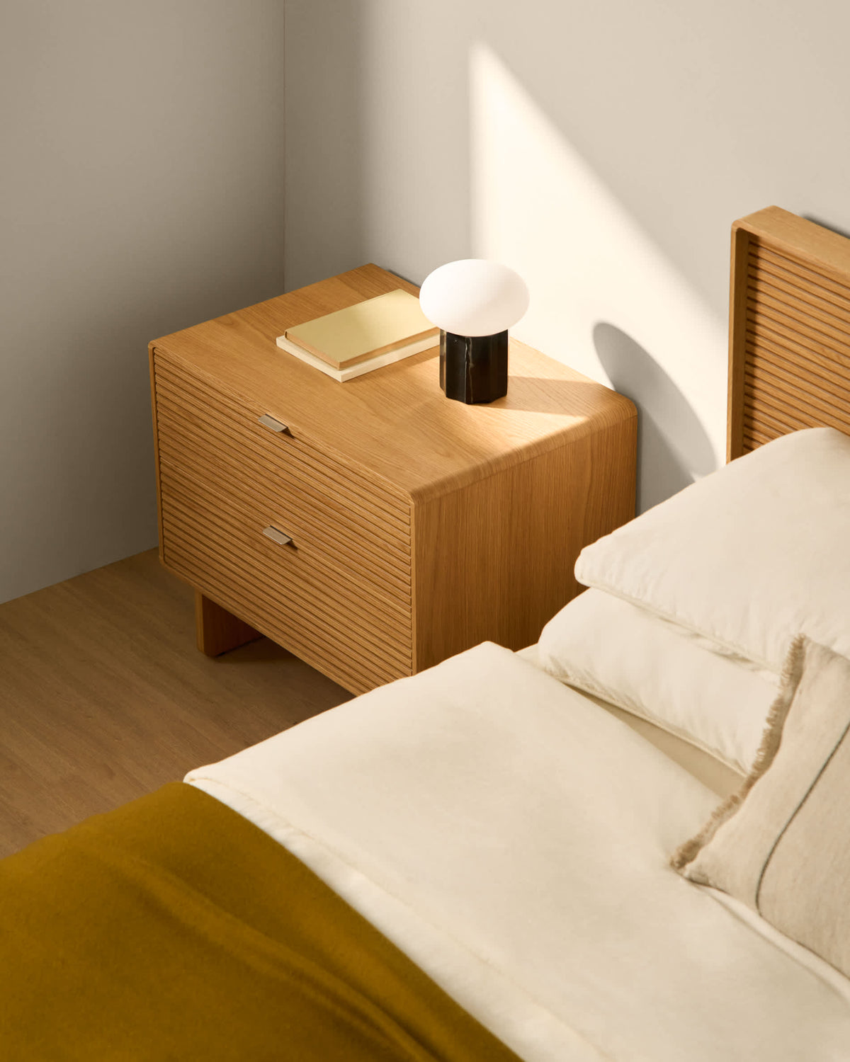 Table de nuit Japandi 2 tiroirs en placage de chêne finition naturelle 60 x 52 cm - Norlen