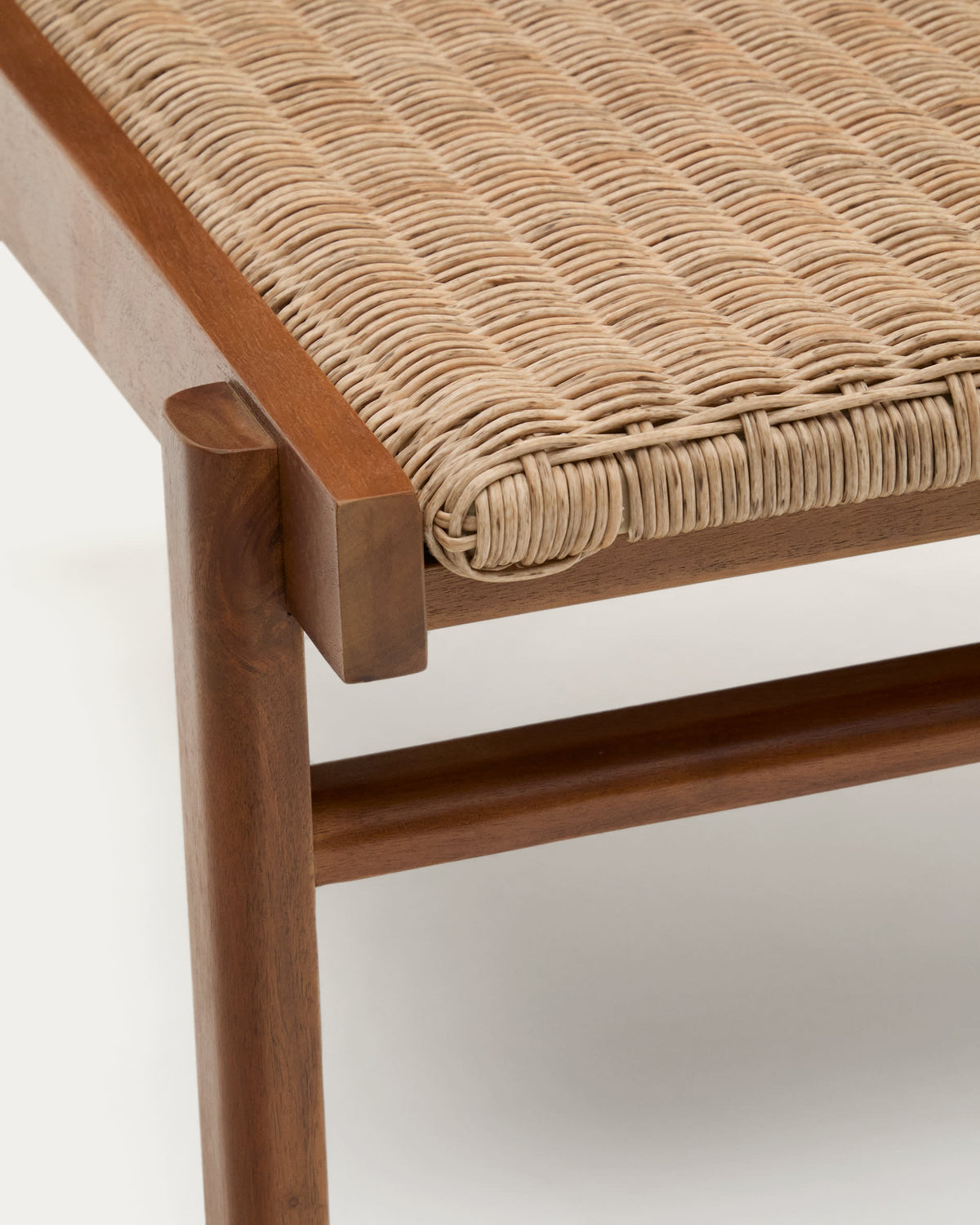 Fauteuil Japandi en bois d'acacia et rotin synthétique - Itani