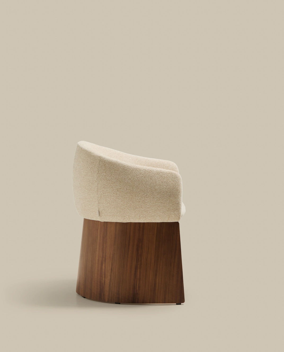 Chaise Japandi en chenille beige et placage de noyer - Bosca