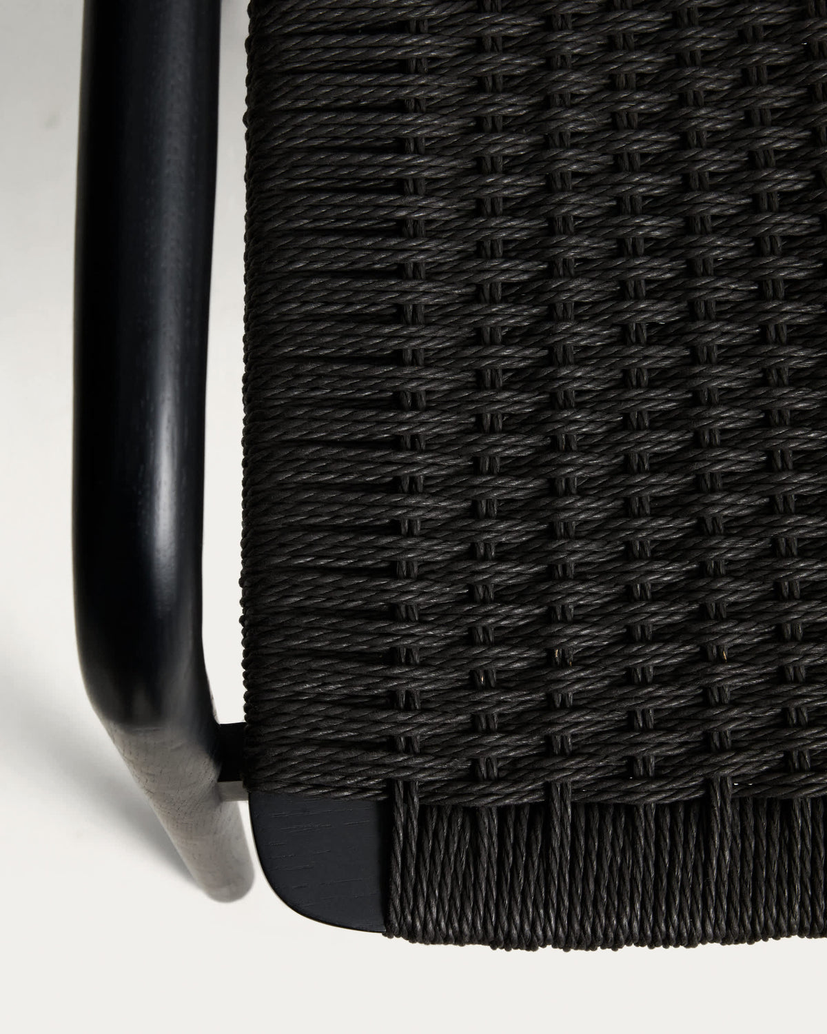 Chaise Japandi en bois de chêne avec finition noire et corde en papier noire - Derile
