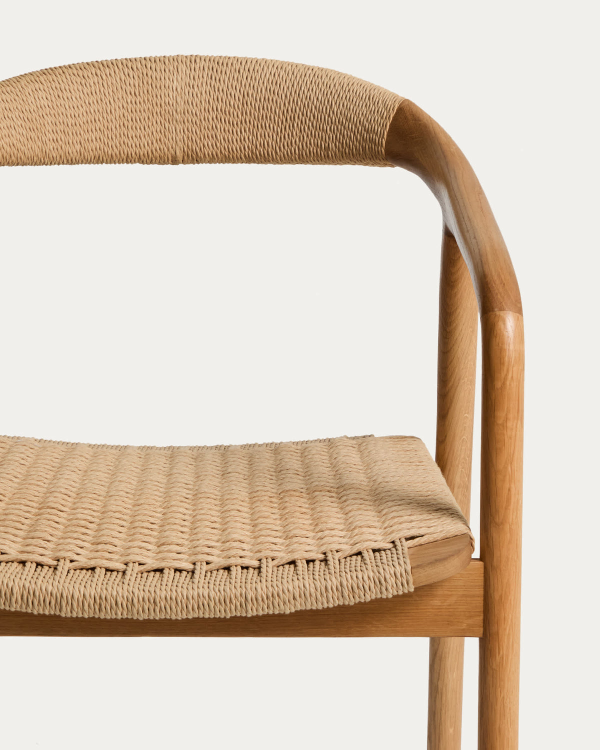 Chaise Japandi en bois de chêne avec finition ton naturel et corde en papier beige - Derile