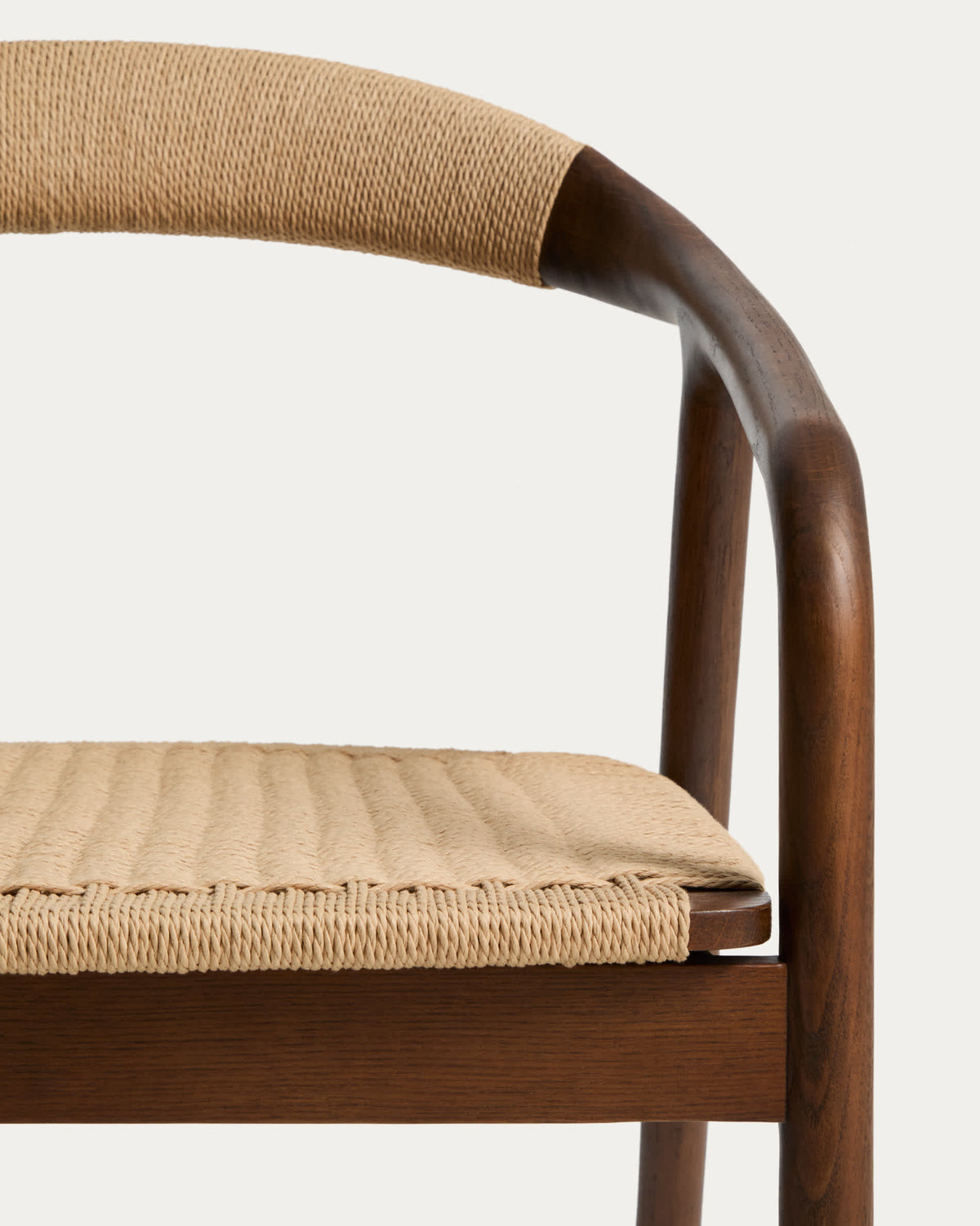 Fauteuil Japandi en bois de chêne avec finition noyer et corde en papier beige - Derile