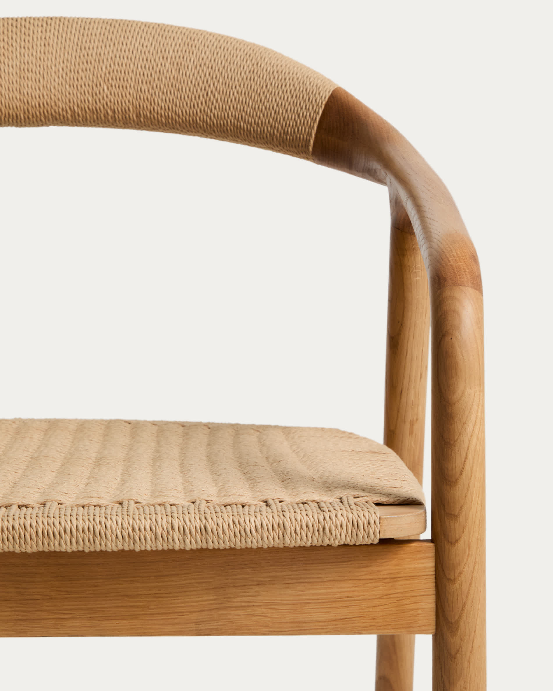 Fauteuil Japandi en bois de chêne avec finition ton naturel et corde en papier beige - Derile