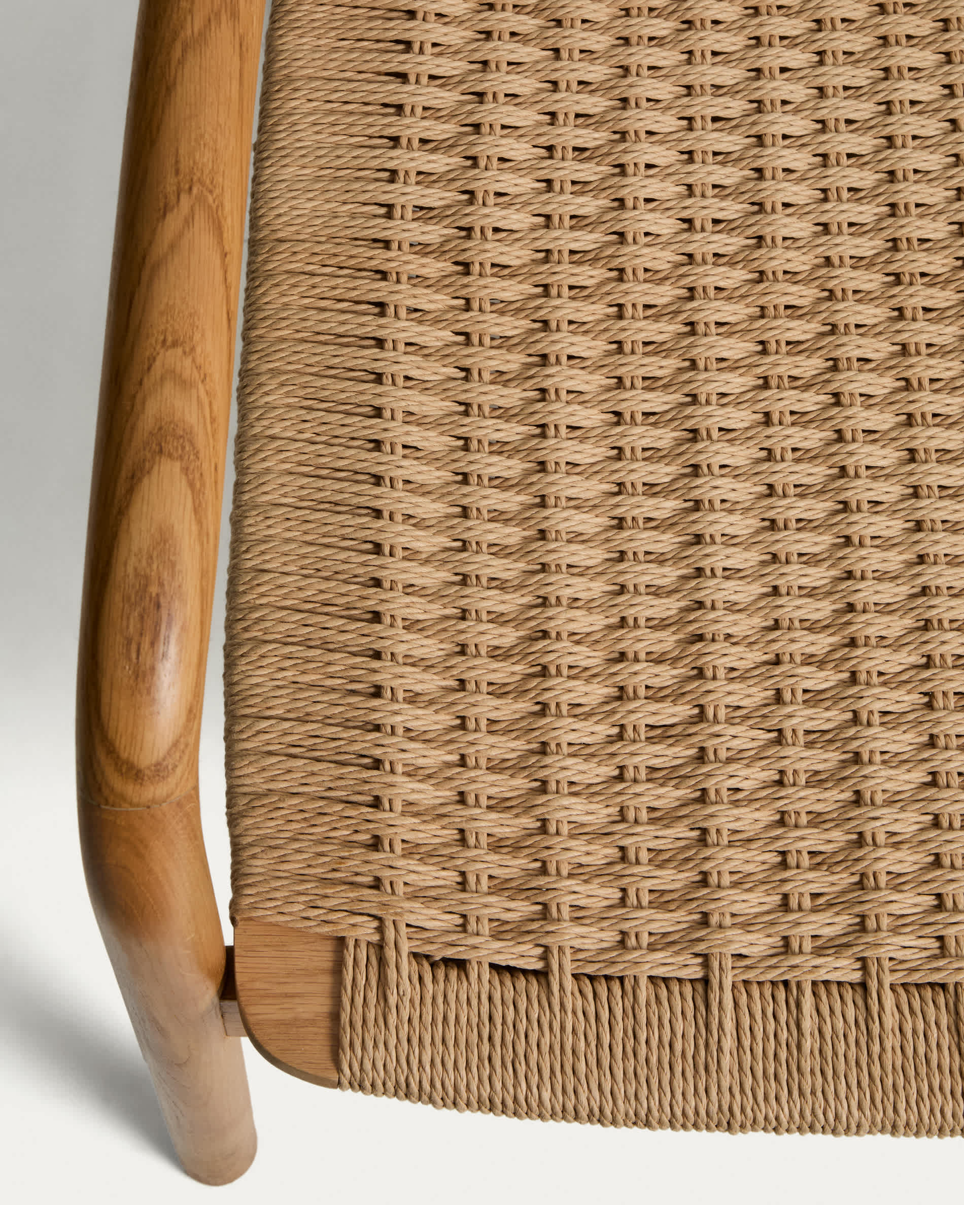 Fauteuil Japandi en bois de chêne avec finition ton naturel et corde en papier beige - Derile