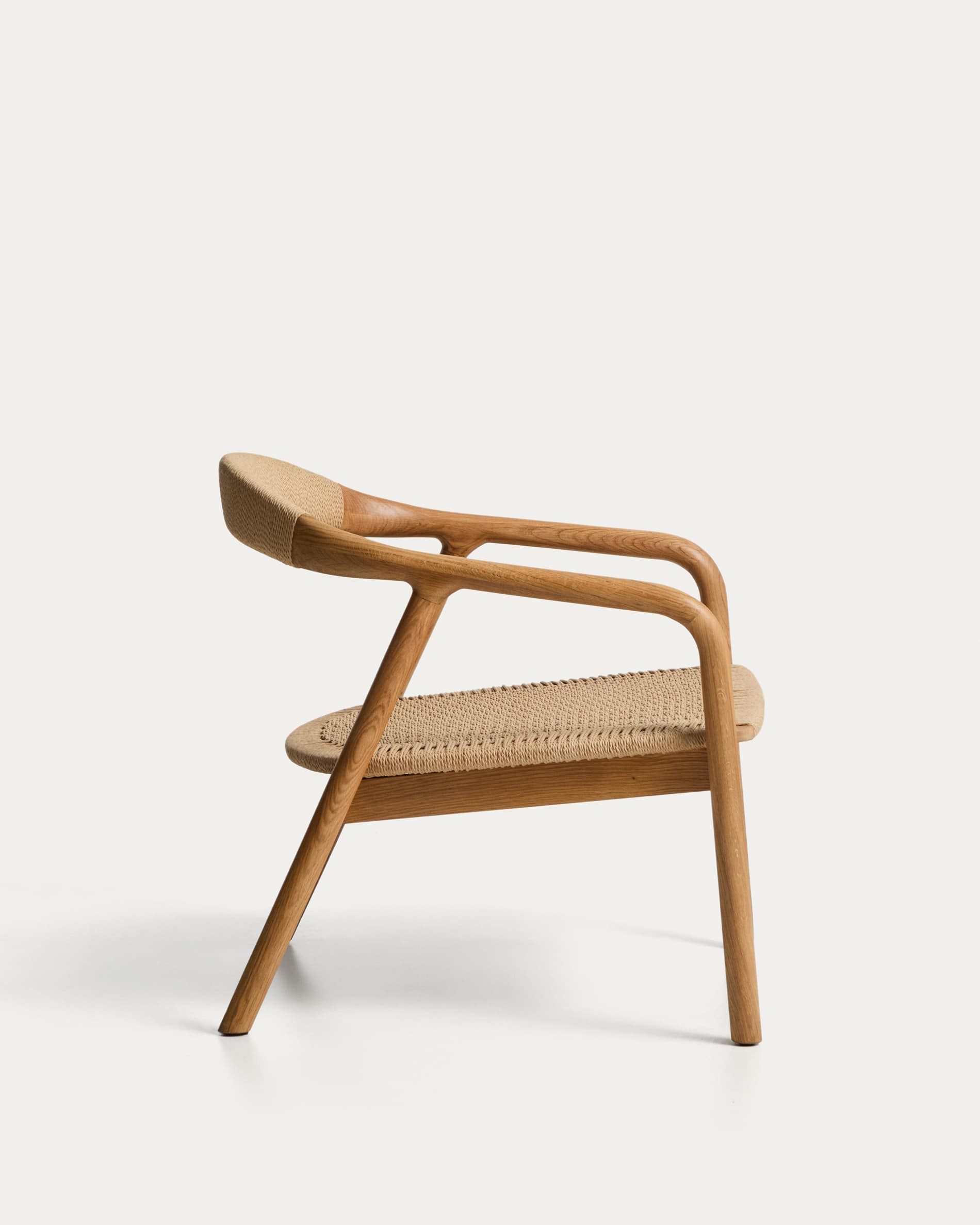 Fauteuil Japandi en bois de chêne avec finition ton naturel et corde en papier beige - Derile