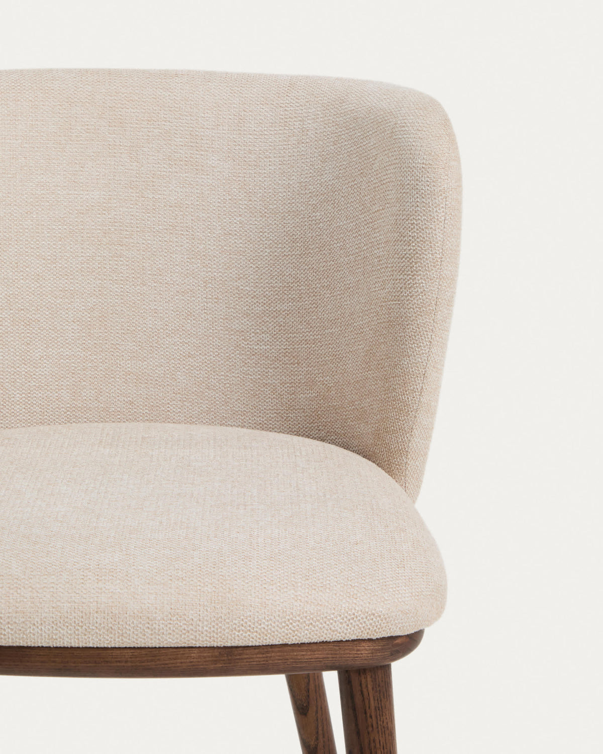 Chaise Japandi en chenille épaisse beige et pieds en bois de frêne avec finition ton noyer - Ciselia