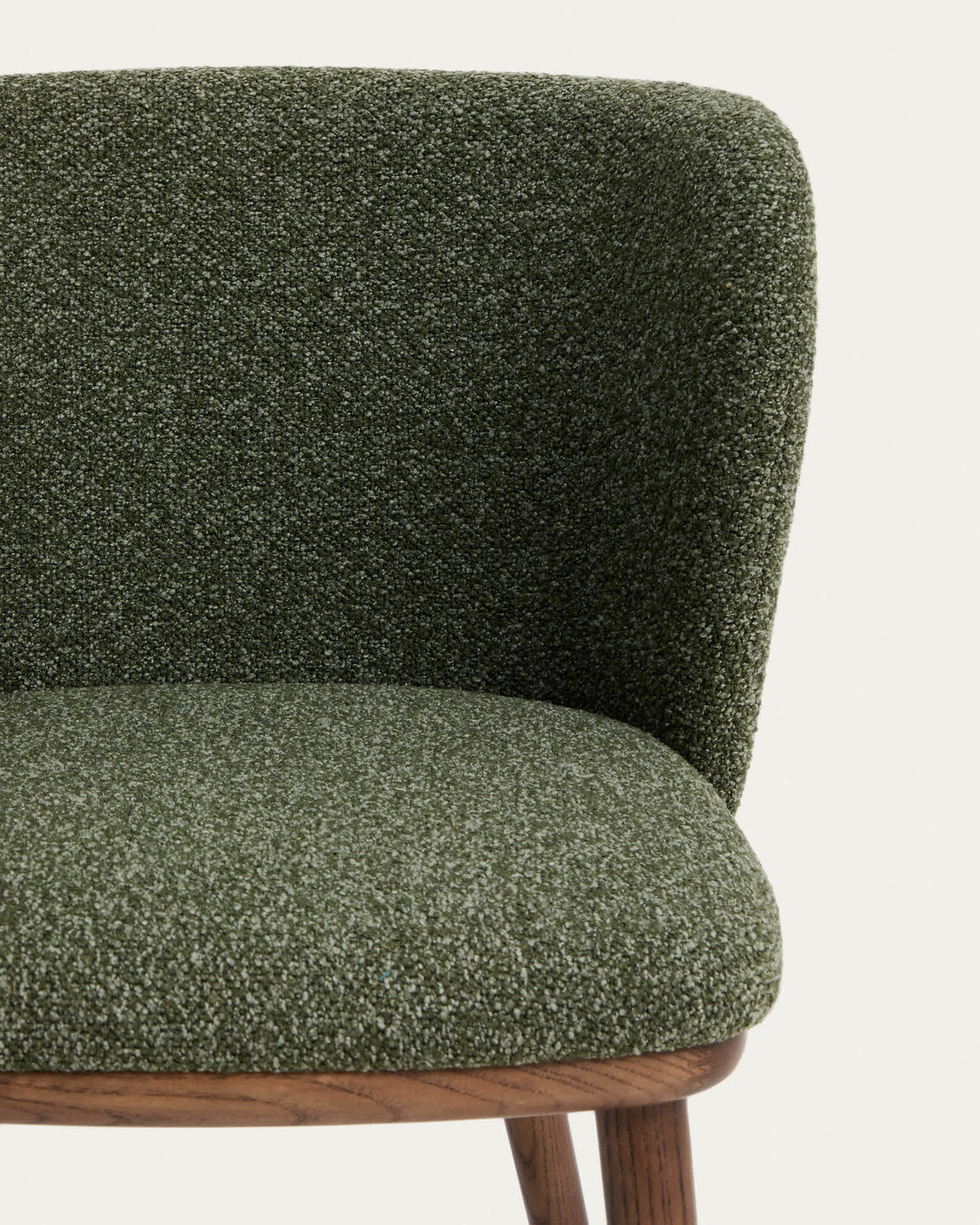Tabouret Japandi en chenille épaisse vert foncé et pieds en bois de frêne avec finition ton noyer 65 cm - Ciselia